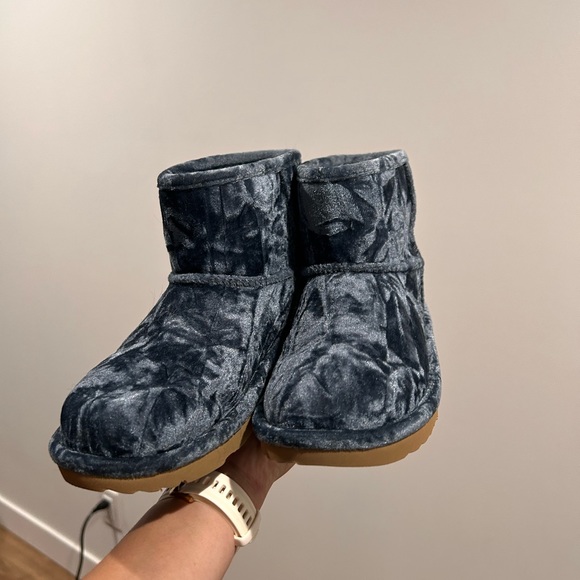Velvet Crush Blue Mini Uggs - Picture 1 of 3